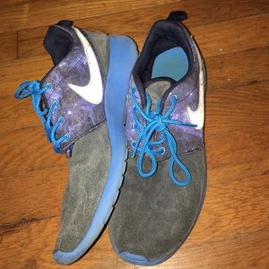 Nike suede roshe galaxy print, size 6