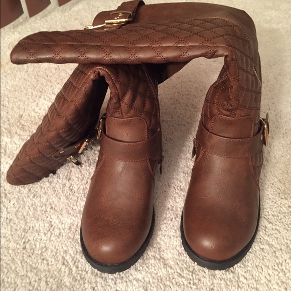 Womens size 7 boots.