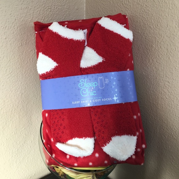 Victoria's Secret Other - ❤️BNWT- Sleep shirt & cozy socks! 💤