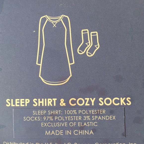 ❤️BNWT- Sleep shirt & cozy socks! 💤 - Picture 2 of 4