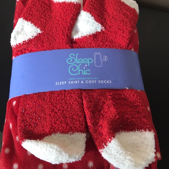 ❤️BNWT- Sleep shirt & cozy socks! 💤 - Picture 3 of 4