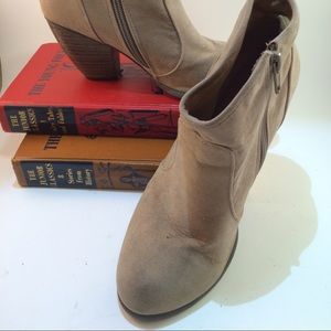 Suede tan heeled ankle boots