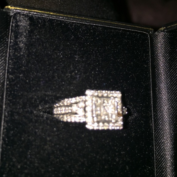 Princess cut multi diamond engagement ring - Picture 2 of 4