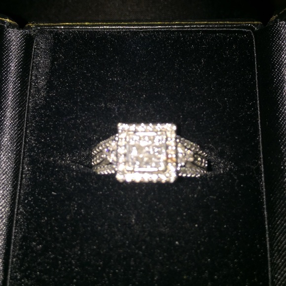 Princess cut multi diamond engagement ring - Picture 3 of 4