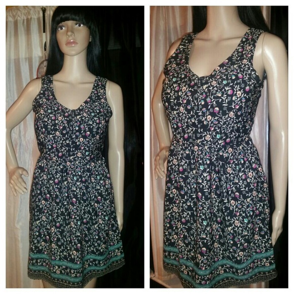 Floral dress with black background. Zipper on side - Picture 1 of 1