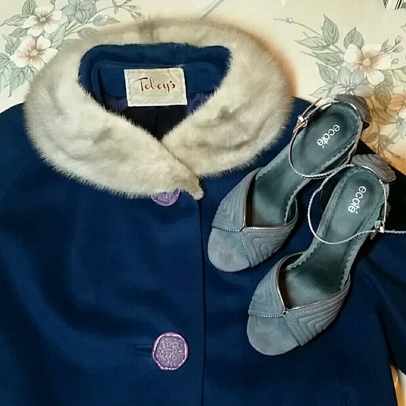 Gorgeous vintage coat with fur collar.
