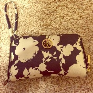 Tory butch wristlet
