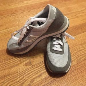 Women's size 6 new balance tennis shoes