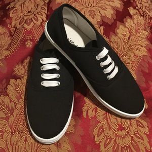 New black and white canvas sneakers!