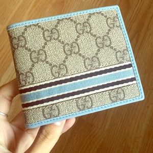 Gucci classical wallet for men.