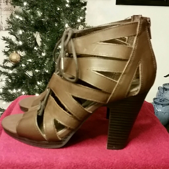 Shoes - Picture 3 of 4