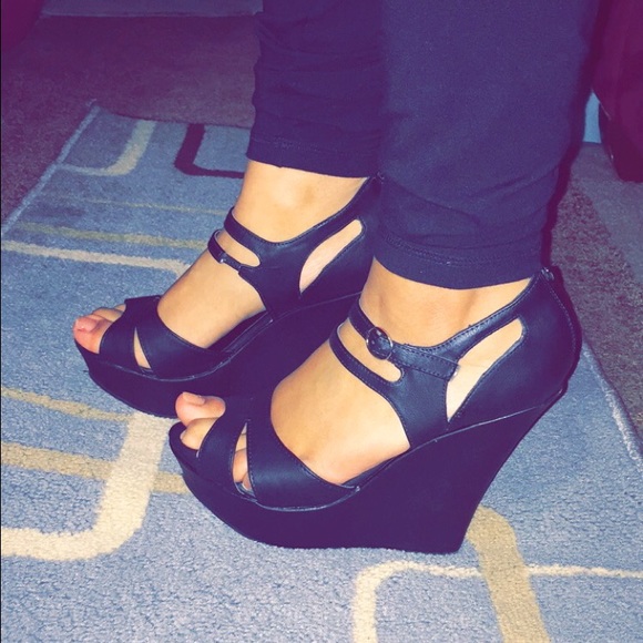 Black wedges