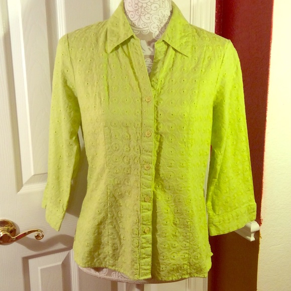 💝SALE💝Spring green  shirt w/embroidery detailing