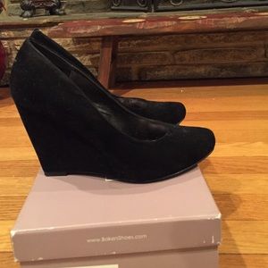 Black wedges