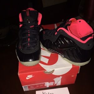 Size 7y yeezy foams condition is 8/10