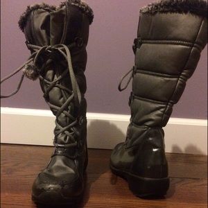 I'm selling a pair of snow boots
