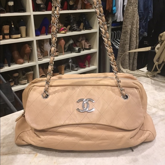 CHANEL Handbags - 🚫🚫SOLD🚫🚫🚫💯 Chanel Lambskin quilted Handbag