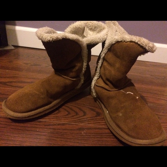 A pair of American eagle outfitter boots