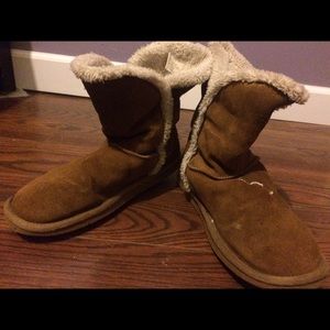 A pair of American eagle outfitter boots