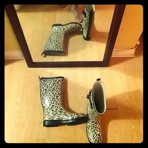 Adorable leopard print galoshes!