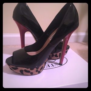 Steve Madden Jaagg Peep toe Pump