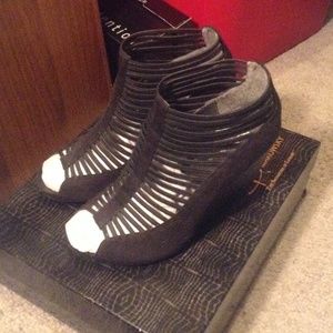 ⚫️MIA peep toe booties