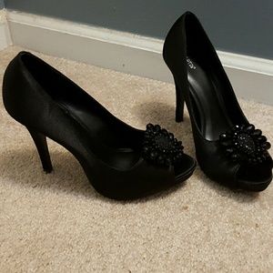 Black peeptoe pump
