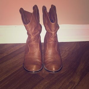 Cowboy style brown boot. FINAL PRICE