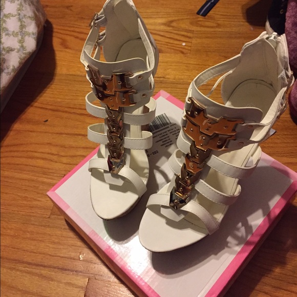White & gold wedges