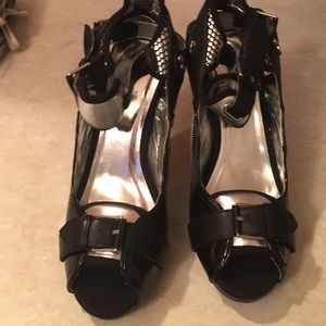 Bucco lady shoes black and gray never used