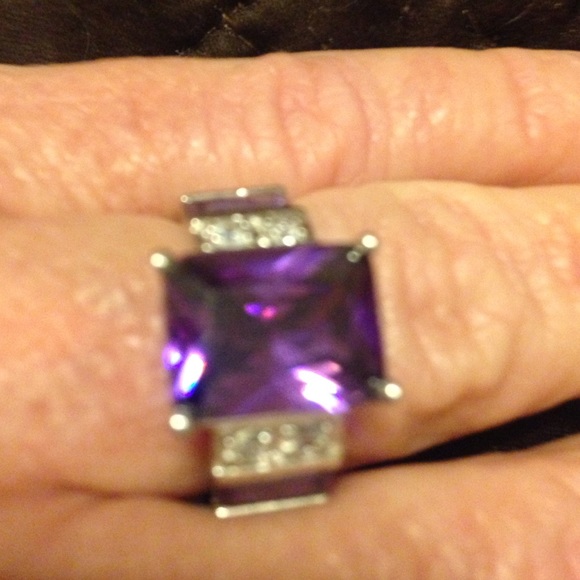 Beautiful ring.  Size 7 or 8
