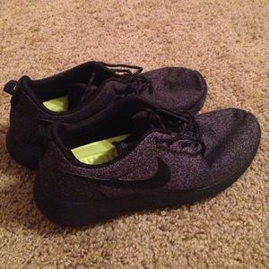 Black Nike Roshe Runs!