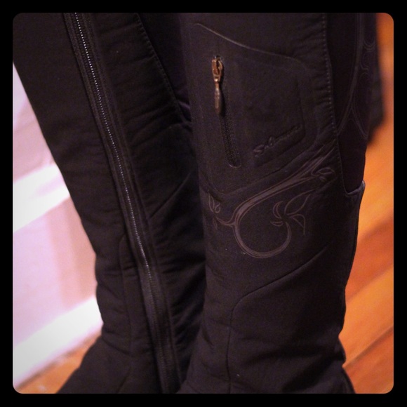 Beautiful Salomon snow boots. Water resistant