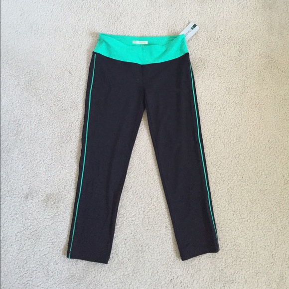 ❌SOLD❌ Forever 21 Yoga Pants Leggings Capris - Picture 2 of 4