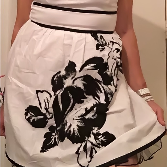 Charlotte Russe Belted Strapless , 5 White & Black - Picture 2 of 4