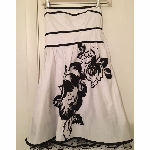 Charlotte Russe Belted Strapless , 5 White & Black - Picture 4 of 4