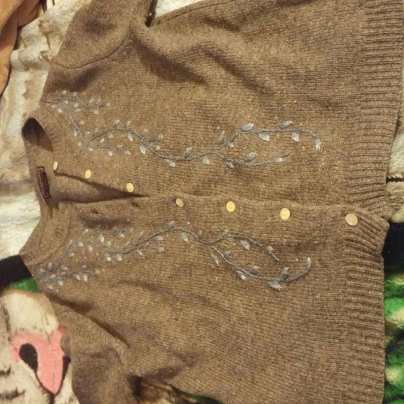 Gray sweater with cute flower details