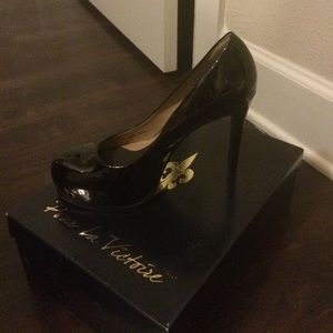 Pour La Victoire Black Irina Pumps