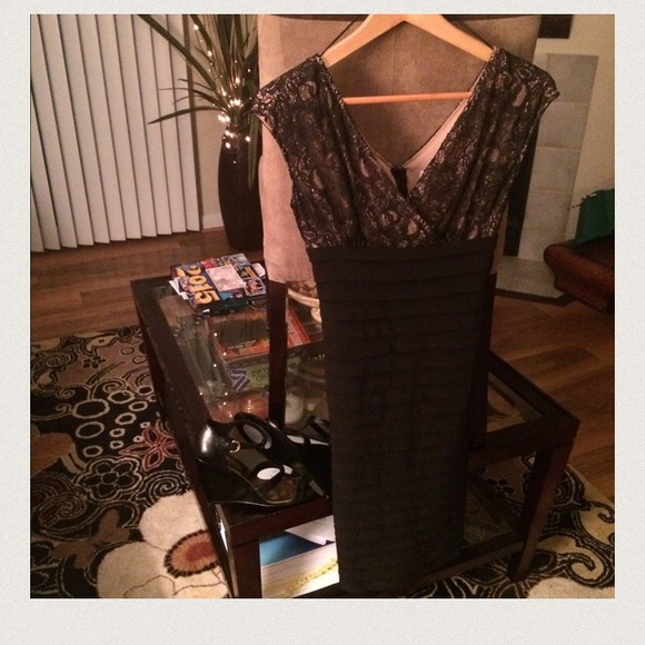 Lilian" for Macy's Classic body-con dress - Picture 3 of 3