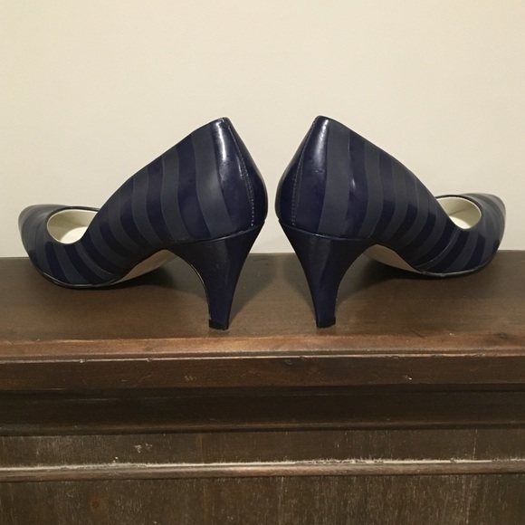 Dolce Vita Navy Striped Patent Leather Pump Size 6 - Picture 3 of 4