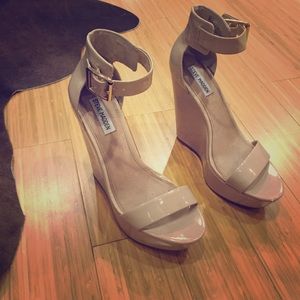 Steve Madden Size 8 Nude/Natural Color Wedges