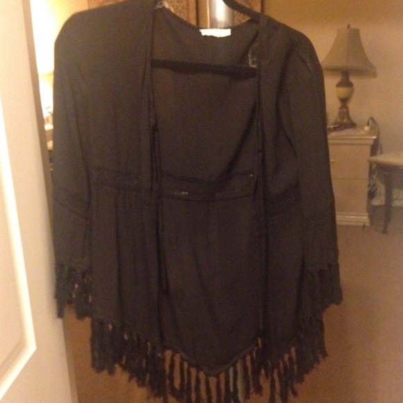 black kimono ?? thing ?? shirt ??
