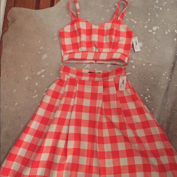 Adorable skirt and matching crop top! - Picture 2 of 3