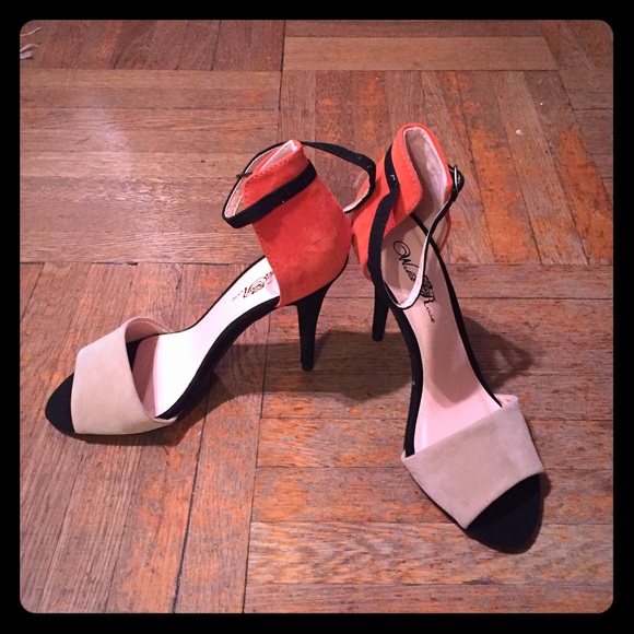 Zara loons pored color block sandals