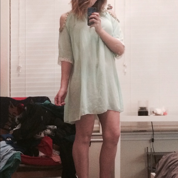 Light blue flowing dress with open shoulders - Picture 2 of 2