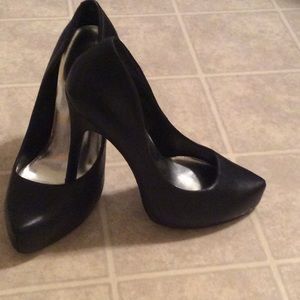 Black pumps