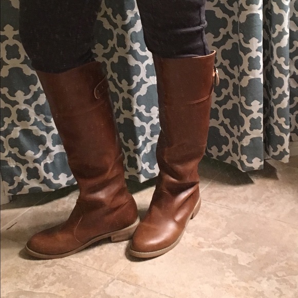 Light brown boots with buckle