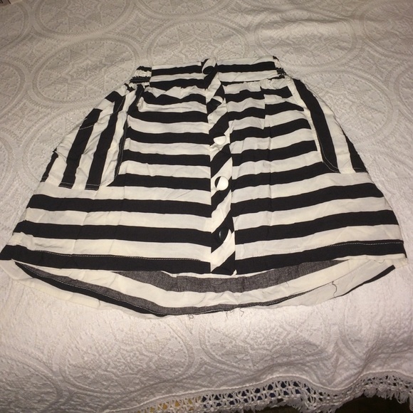 Black and white skirt with buttons - Picture 1 of 1