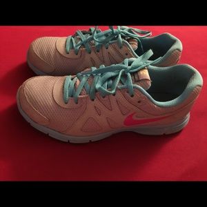 Nike revolution 2. Grade school 6 Y