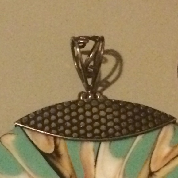 Vintage Indonesian enamel shell pendant in sterling. - Picture 4 of 4